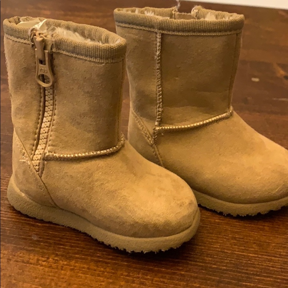 Toddler sz 3 faux suede boots